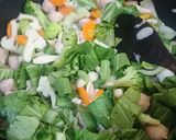 Foto langkah ke 3 dari resep Capcay with Shimeji Mushroom.