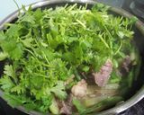 Hình bước làm 3 của món Thịt bò xào su su, ngò rí