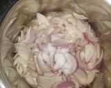 A picture of step 1 of Onion pakora.