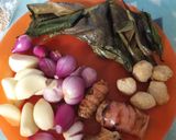 Foto langkah ke 1 dari resep Botok Udang Kelapa.