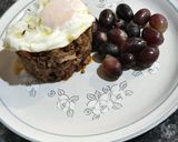 Foto del paso 3 de la receta: Migas bávaras, con chorizo, panceta, huevo frito y uvas negras
