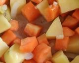 Foto langkah ke 2 dari resep Kentang Wortel Bumbu Kari.