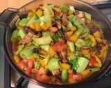 Une image de l'étape 12 de Chou pak choi aux poivrons jaunes,lard,tomates et oignon rouge.