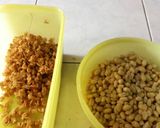 Foto langkah ke 2 dari resep Kacang bawang gurih.