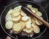 A picture of step 4 of Lyonnaise potatoes.