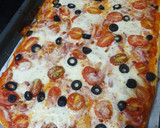 Foto del paso 4 de la receta: Pizza de cherries, mozzarella, bacon y olivas