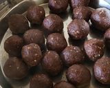 A picture of step 5 of Ragi ladoo.