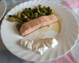 Foto del paso 2 de la receta: Salmón con espárragos trigueros, queso fresco y pepino