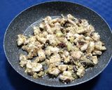 Foto del passaggio 5 della ricetta Pollo con mela uvetta e frutta secca