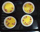 Foto langkah ke 4 dari resep Fresh Strawberry Yogurt Brulee.