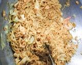 Foto langkah ke 3 dari resep Mie tek-tek goreng udang.