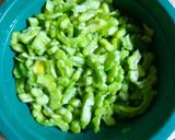Foto langkah ke 1 dari resep Tumis Pare Cabai Hijau.