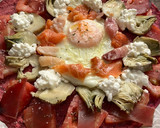 Foto del paso 7 de la receta: Ensalada de tomate sobre tortilla de remolacha
