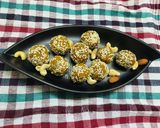A picture of step 2 of Til Besan Ladoo.
