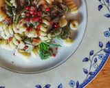 Foto del passaggio 5 della ricetta Fusilli corti con fave e carciofi al pepe rosa 🌷