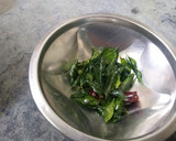 சுண்ட வத்தல் தோசை மற்றும் கறிவேப்பிலை முந்திரி சட்னி (Sunda vaththal dosai recipe in tamil) ரெசிபி ஸ்டேப் 1 புகைப்படம்