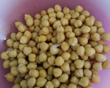 Foto del paso 4 de la receta: Ensalada de garbanzos con aguacate, naranja y bimi