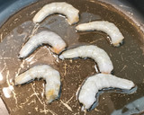 Foto del paso 3 de la receta: Merluza a la vasca con langostinos