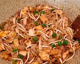 Foto langkah ke 6 dari resep Pad Thai, kwetiau goreng khas Thailand.