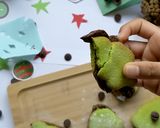 A picture of step 4 of French Christmas Tree Macrons.