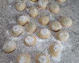 Foto del paso 2 de la receta: Sorrentinos rellenos con acelga y queso cremoso