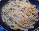 Foto del passaggio 8 della ricetta Mafalde con pesce persico, crema di peperoni, e zucchine grattugiate