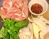 Hình bước làm 1 của món Gà xào xì dầu và ớt sate