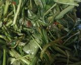 Foto langkah ke 2 dari resep Tumis kangkung terasi.