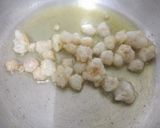 A picture of step 1 of Sonth aur gond ke ladoo (sonthaura).