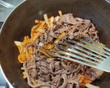 泡菜洋蔥炒牛肉的食譜步驟3照片