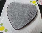 A picture of step 5 of Valentines gift cake.