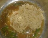 Foto langkah ke 4 dari resep Omelet Mie Sederhana.