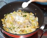 Foto langkah ke 7 dari resep Kwetiau Goreng Jamur Pedas.