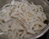 Foto del paso 3 de la receta: Garbanzos encebollados con calamar y chorizo