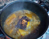 Foto del paso 7 de la receta: Pollo de corral en salsa de cebollas moradas y pasas gigantes