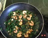 Foto del paso 4 de la receta Espaguetis al ajillo con gambas y espinacas