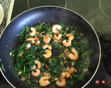 Foto del paso 4 de la receta: Espaguetis al ajillo con gambas y espinacas