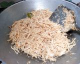 Foto langkah ke 3 dari resep Serundeng ayam suwir.