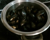 Foto del paso 1 de la receta: Mejillones al vapor de vino blanco