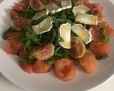 Foto del paso 3 de la receta: Cena sana: ensalada con higos, queso de cabra, rúcula, tomate y Vidalim