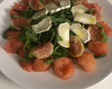 Foto del paso 3 de la receta: Cena sana: ensalada con higos, queso de cabra, rúcula, tomate y Vidalim