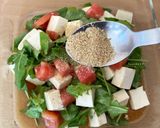 Foto del passaggio 3 della ricetta Ricetta Light 💚 Insalata di tofu e rucola al profumo di sesamo 🍅🥢