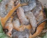 Foto langkah ke 1 dari resep Honey soy sauce shrimp.