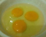 Foto langkah ke 2 dari resep Tumis Timun Telur dengan Bawang Bombay.