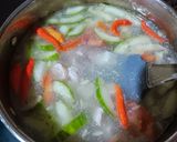 Foto langkah ke 2 dari resep Sayur Bening Tahu Timun Ayam.