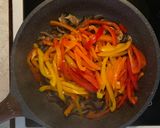 Φωτογραφία βήματος 2 της συνταγής Noodles με λαχανικά και κοτόπουλο 🍜