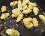Foto langkah ke 3 dari resep Gnocchi Goreng.