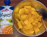 Foto langkah ke 1 dari resep Mango Yogurt Bites.