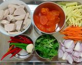 รูปขั้นตอนการทำที่ 1 ของ ยำไข่แดงเค็มหมูยอ 🥚🐷(สูตรใส่น้ำปลาร้า)