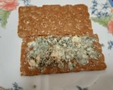 Foto del paso 1 de la receta: Tostas de salmón con Cabrales y atún con piquillos para entrante o cena ligera